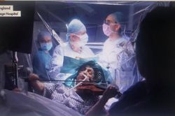 Phi thường, nữ nghệ sỹ Anh chơi vĩ cầm trong khi mổ não