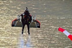 'Iron Man' ngoài đời thực bay từ mặt đất lên độ cao tới 1.800m