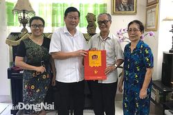 Thăm, tặng quà các nhân sĩ, trí thức