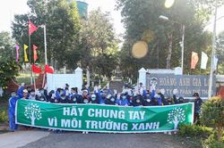 Tuấn Anh khỏe khoắn dẫn đầu đi... dọn rác cùng các thành viên HAGL