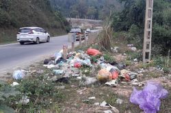 Xã Cốc San: Rác thải ngập tràn bên Quốc lộ 4D