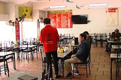 Nhà hàng 'đìu hiu' vắng khách, chuyển bán online vì Covid-19
