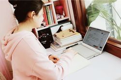 Sinh viên dạy miễn phí cho con nhân viên y tế trong mùa dịch Covid-19