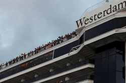 Thoát khỏi du thuyền Westerdam, nhiều khách lại mắc kẹt ở Campuchia