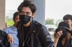 K-ICM xuất hiện ở sân bay, đi Nga cùng mẹ nuôi sau ồn ào với Jack