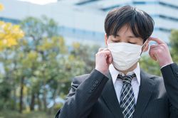 Vứt khẩu trang đã dùng đúng cách để tránh lây nhiễm virus corona