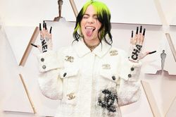 Vì sao hãng Chanel, Gucci luôn ưu ái may đồ riêng cho Billie Eilish?