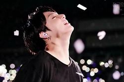 'Vua fancam' Jungkook BTS phá mốc kỷ lục đáng kinh ngạc