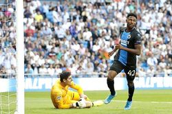 Club Brugge vs MU: Emmanuel Dennis, mối nguy hiểm với MU