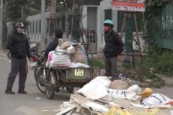 Bãi rác thải lớn, bốc mùi hôi thối trên đường Nguyễn Văn Huyên kéo dài