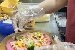 Pizza giải cứu thanh long đắt hàng tại Hà Nội