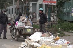 Bãi rác thải lớn, bốc mùi hôi thối trên đường Nguyễn Văn Huyên kéo dài