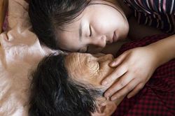 'Mẹ ơi, trên người bà có mùi lạ lắm': Nghe xong, mẹ lập tức cho con ngủ riêng, hé lộ nguyên nhân xúc động
