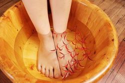 Ngâm chân nước ấm cực tốt nhưng 'đại kỵ' với những người sau