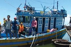Cứu nạn kịp thời tàu cá có 11 thành viên bị mắc cạn ở vùng biển gần bờ