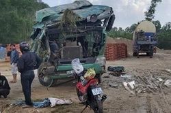 Xe tải nát đầu sau cú va chạm với xe khách
