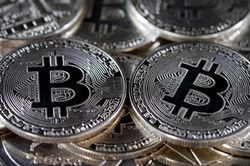 Bitcoin bất ngờ giảm 'sập sàn'