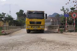 Cầu dân sinh 13 tấn oằn mình 'cõng' xe tải 30 tấn ở Nghệ An