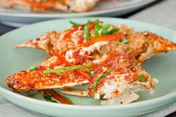 Đầu bếp Nhật chế biến ghẹ càng xanh tươi sốt cay thế nào