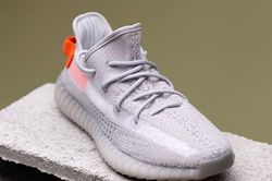 Ngày mai ra mắt 3 đôi giày Yeezy mới, dân tình chê phối màu xấu