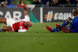 Tiền đạo Ajax lăn lộn trên sân để giễu cợt phản ứng của đối thủ