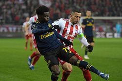 Lập siêu phẩm kiến tạo, sao trẻ Arsenal được so sánh với Bergkamp, Scholes, và Giggs