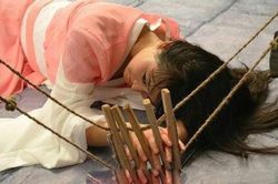Quái chiêu tra tấn kẹp ngón tay thời cổ đại khủng khiếp thế nào?