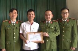 TT-Huế: Tuyên dương, khen thưởng người đàn ông dũng cảm cứu 2 người trên sông