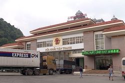 Hàng trăm xe nông sản được thông quan sau 1 ngày mở lại cửa khẩu