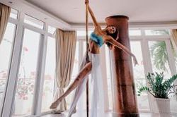 Sau hơn 2 tháng sinh con, siêu mẫu Phương Mai khoe ảnh múa cột với body không thể nào nóng bỏng hơn
