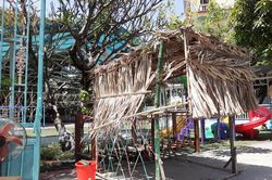 Đằng sau tấm bảng 'Giải cứu giáo viên mầm non'