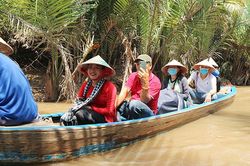 Khách nước ngoài trải nghiệm du lịch sinh thái và văn hóa ở Tiền Giang