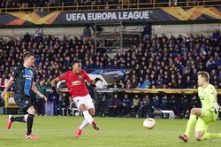 Manchester United tăng tốc trong lo lắng