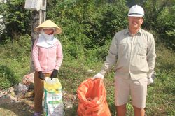 Cặp vợ chồng cặm cụi thu gom rác thải ở vùng quê