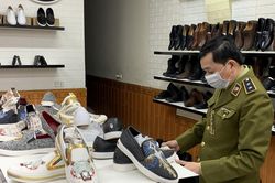 Lạng Sơn: Thu giữ lô giày Adidas nghi làm giả