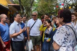 Chủ tịch Quảng Nam dạo phố cổ Hội An, trò chuyện với khách Tây