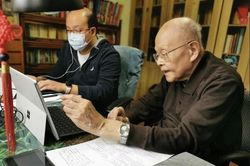 Giáo sư 90 tuổi mở lớp học trực tuyến giữa mùa dịch Covid-19