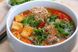Làm bún thịt heo với riêu cua đậm đà cho ngày cuối tuần