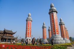 Cận cảnh vườn cột kinh khổng lồ 'độc nhất vô nhị' tại Việt Nam