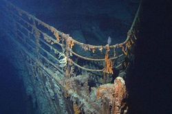 Xác tàu Titanic dưới đáy biển bị tàu ngầm đâm trúng