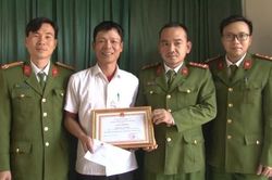 Khen thưởng người nhảy sông cứu 2 mẹ con tự tử