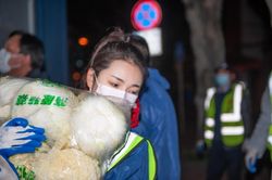 Nữ giáo viên trở thành người khuân vác vì virus corona ở Vũ Hán
