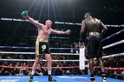 Fury thắng knock-out Wilder, giành đai WBC