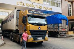 Hàng trăm xe nông sản vẫn ùn ứ ở các cửa khẩu
