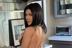 Chị gái Kim Kardashian bị chỉ trích mặc váy hở lưng phản cảm