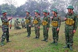 CÁN BỘ HÒA MÌNH VỚI CHIẾN SĨ