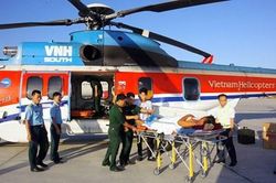 Chuyển hai bệnh nhân từ huyện đảo Trường Sa bằng trực thăng EC225 về đất liền điều trị