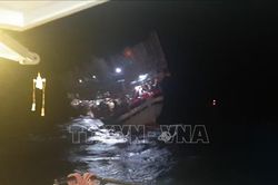 Cứu nạn tàu cá và thuyền viên ở cửa biển Cửa Việt