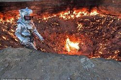 Nhà thám hiểm đầu tiên chui xuống 'cổng địa ngục'