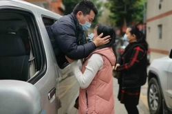 Nghẹn ngào trước nụ hôn tạm biệt của cặp vợ chồng chia tay nhau vì virus corona
